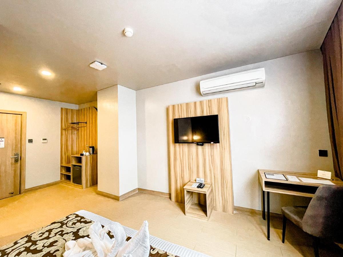 เมดิสัน 101 โฮเต็ล + ทาวเวอร์ Hotel เกซอนซิตี้ ภายนอก รูปภาพ
