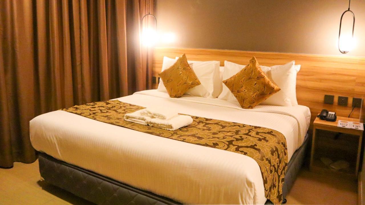 เมดิสัน 101 โฮเต็ล + ทาวเวอร์ Hotel เกซอนซิตี้ ภายนอก รูปภาพ